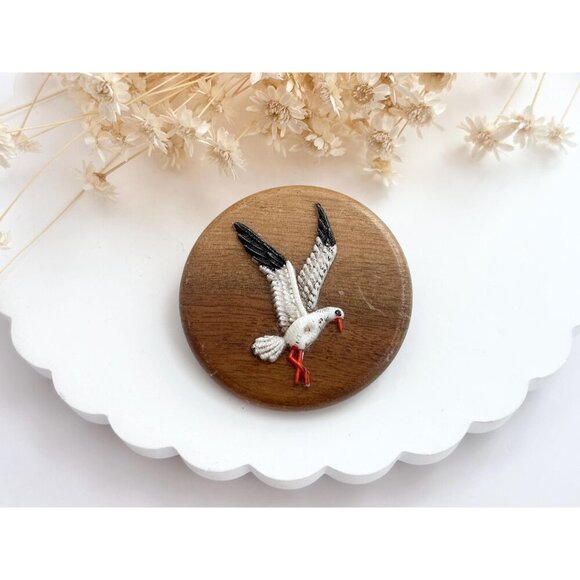 Seagull Figural Hand Painted Circular Shaped Solid Wood Vintage Brooch Pin - Picture 8 of 10